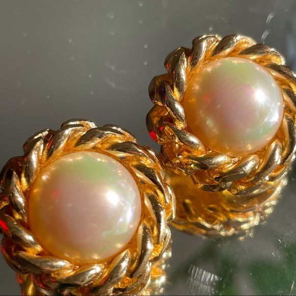 Christian Dior
Vintage
Clip-On
Pearl Gold
Earrings - Picture 1 of 9